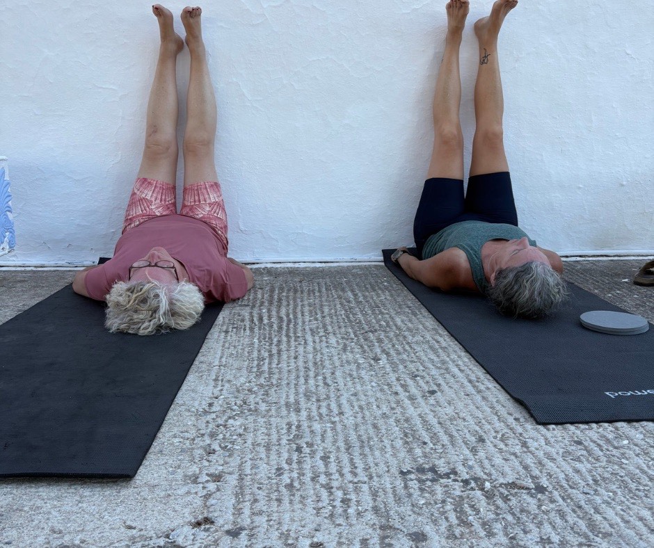 Yoga med benene op ad væggen